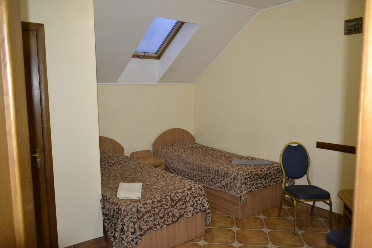 Hotel Rava-Ruska Esterno foto