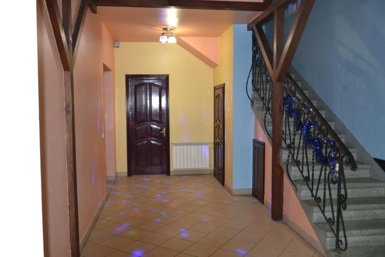 Hotel Rava-Ruska Esterno foto